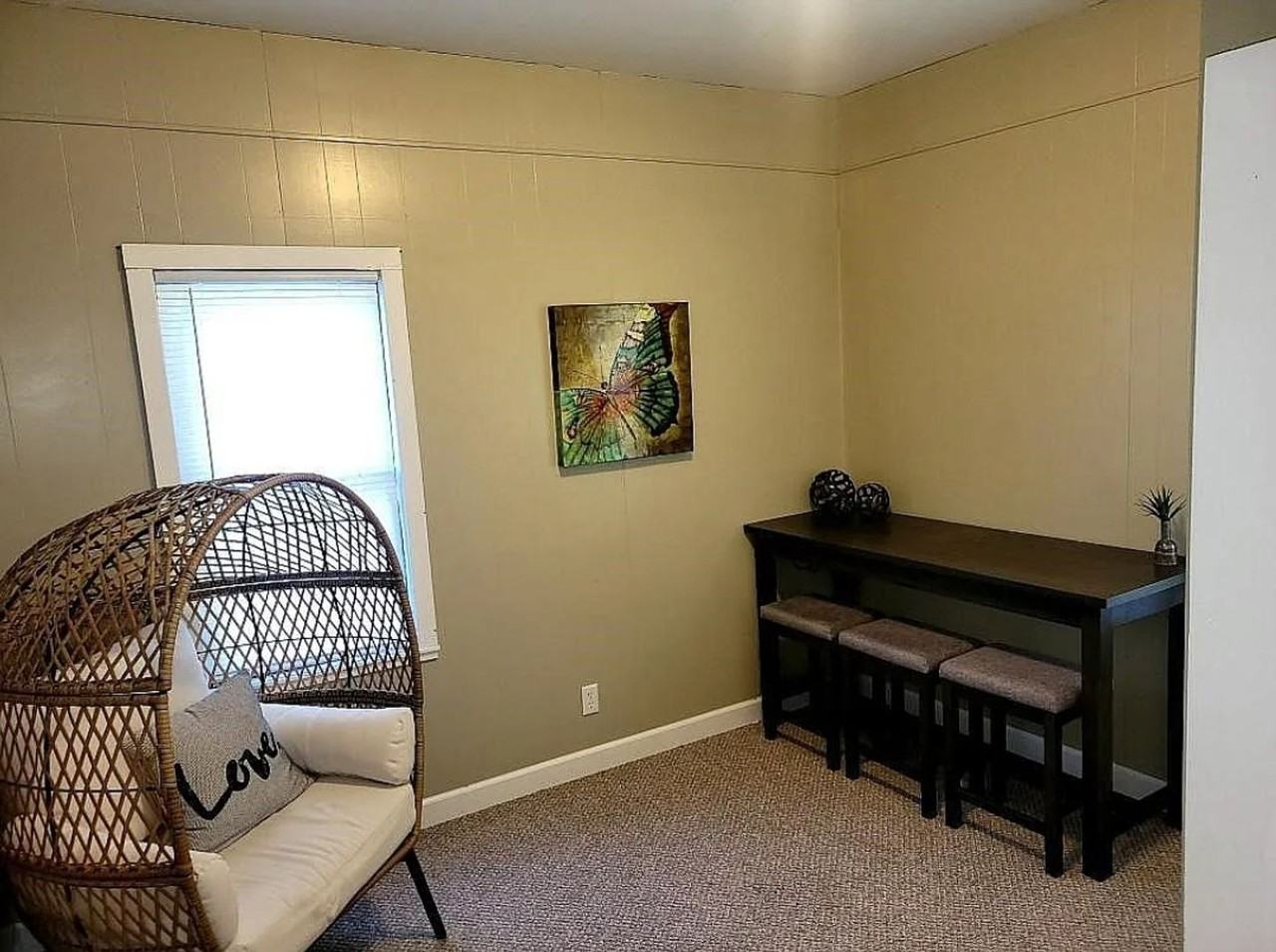 910 N Winsor St - Photo 5 of 8