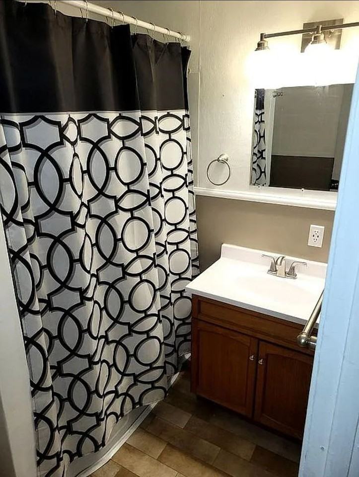 910 N Winsor St - Photo 7 of 8