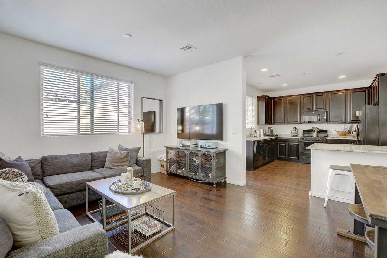 855 Cool Aquamarine St - Photo 4 of 19