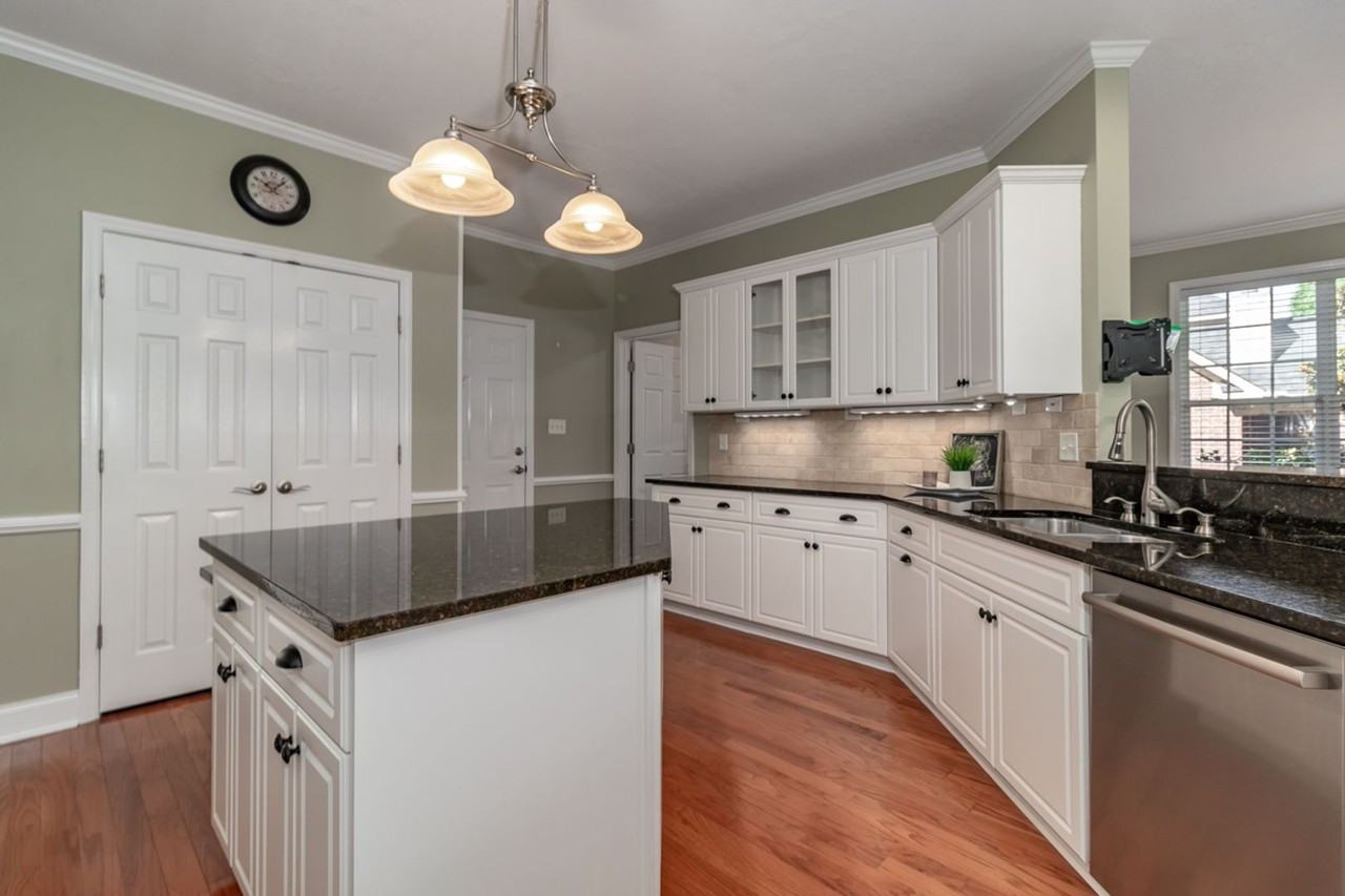 364 Barnsley Dr - Photo 3 of 39