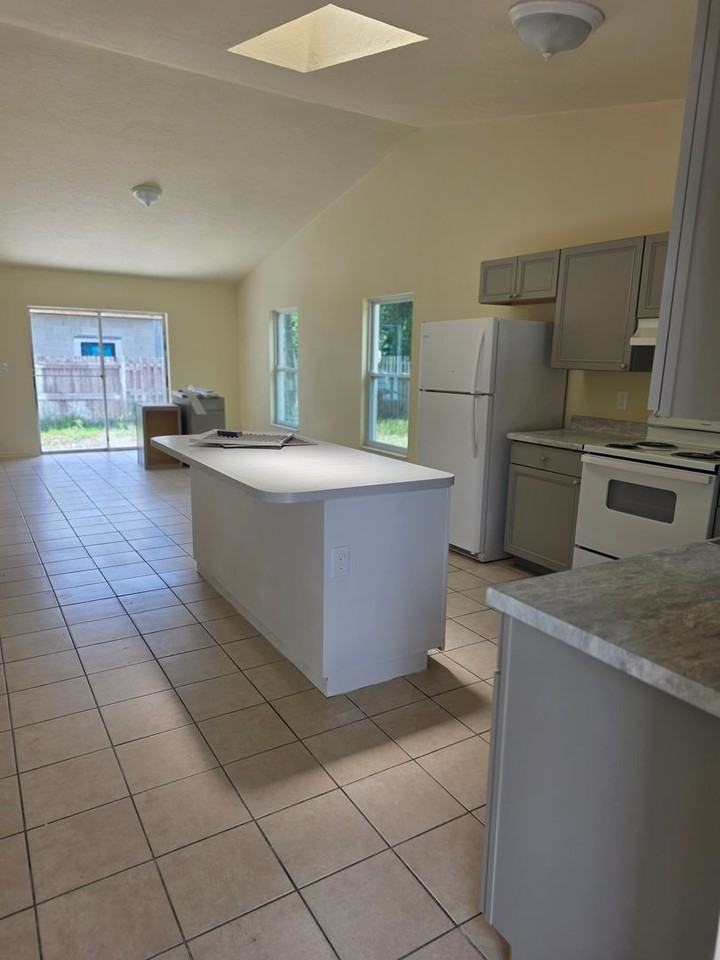 718 26th Ave E - Photo 2 of 7