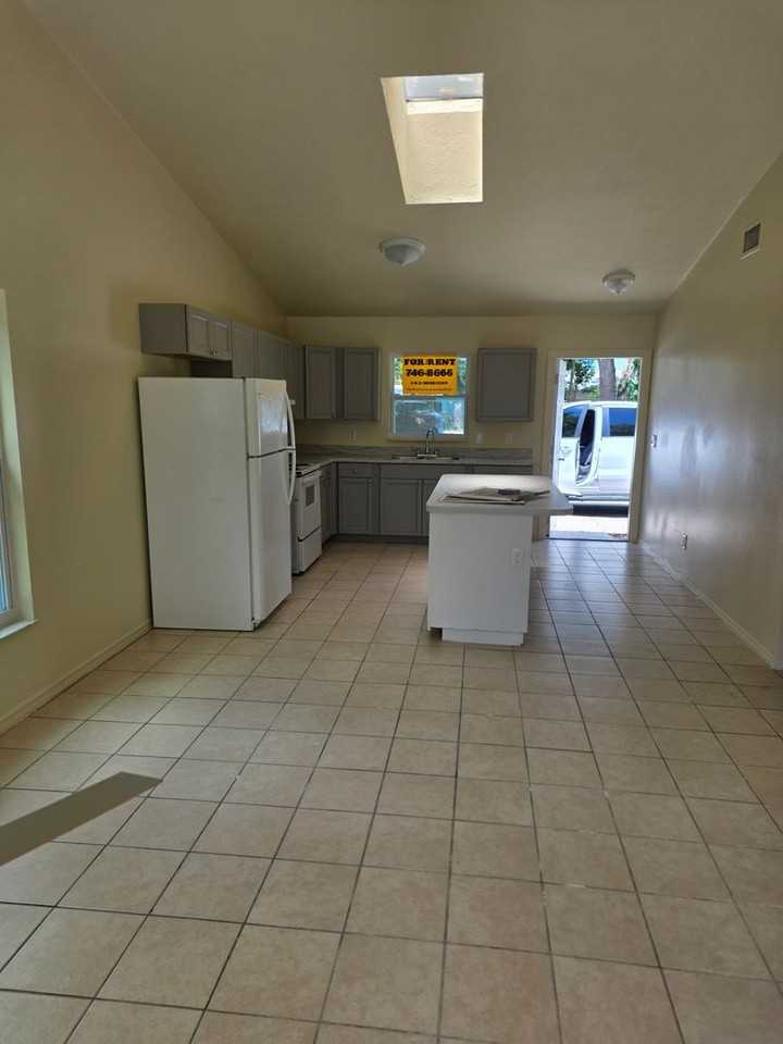 718 26th Ave E - Photo 3 of 7