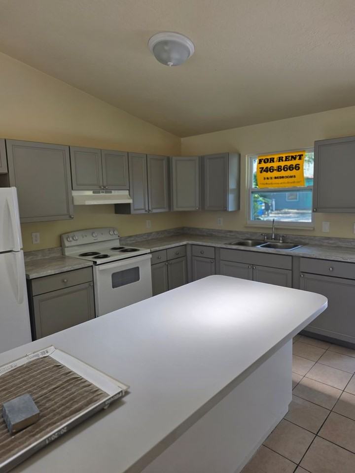 718 26th Ave E - Photo 4 of 7