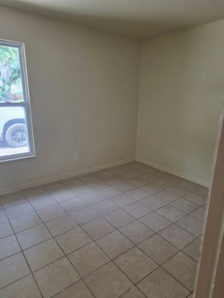 718 26th Ave E - Photo 5 of 7