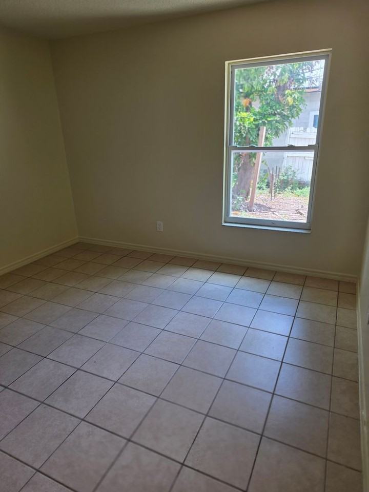 718 26th Ave E - Photo 6 of 7