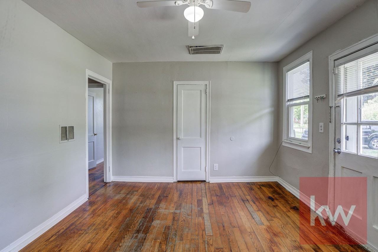 2025 Sherwood Rd - Photo 4 of 24