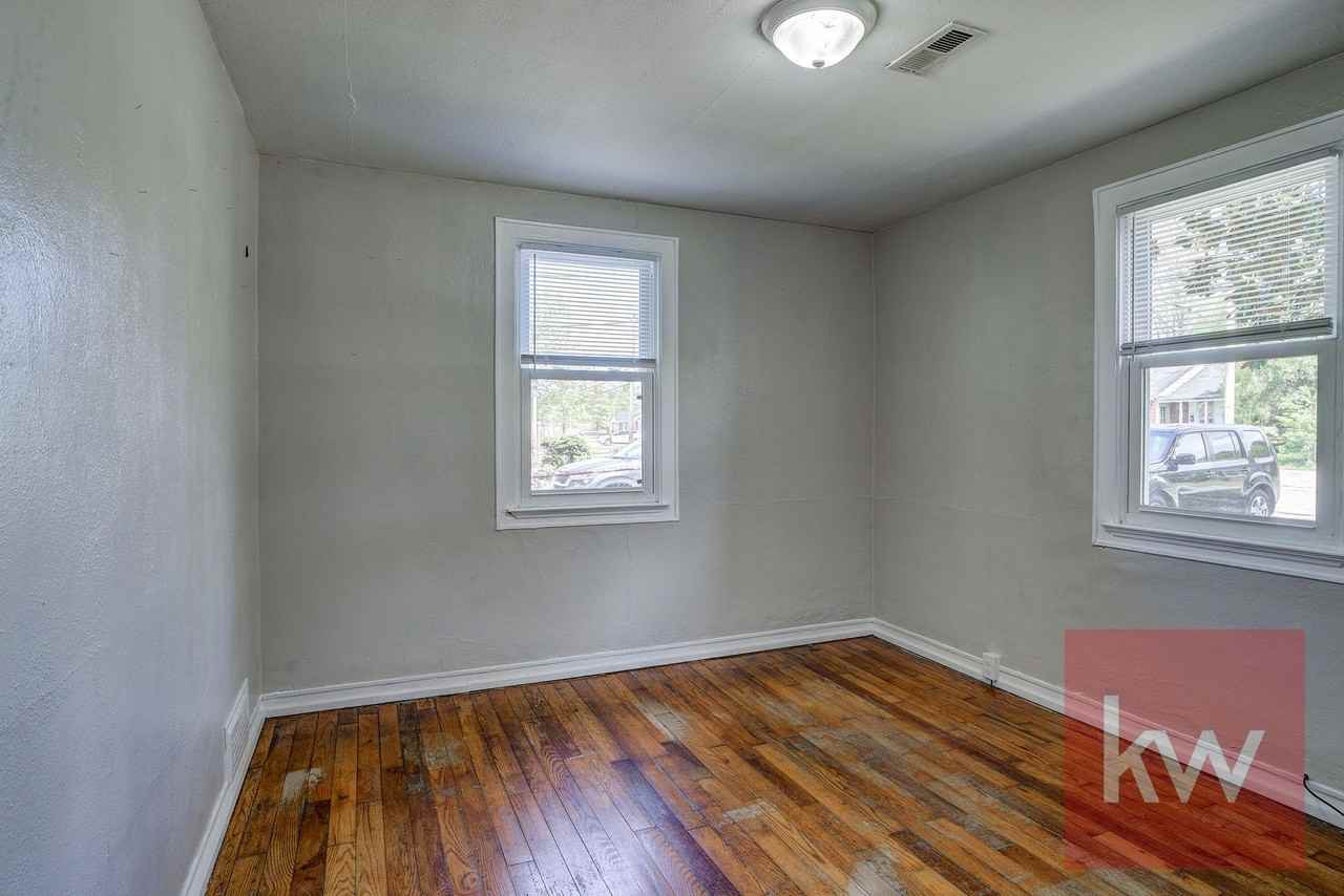 2025 Sherwood Rd - Photo 6 of 24