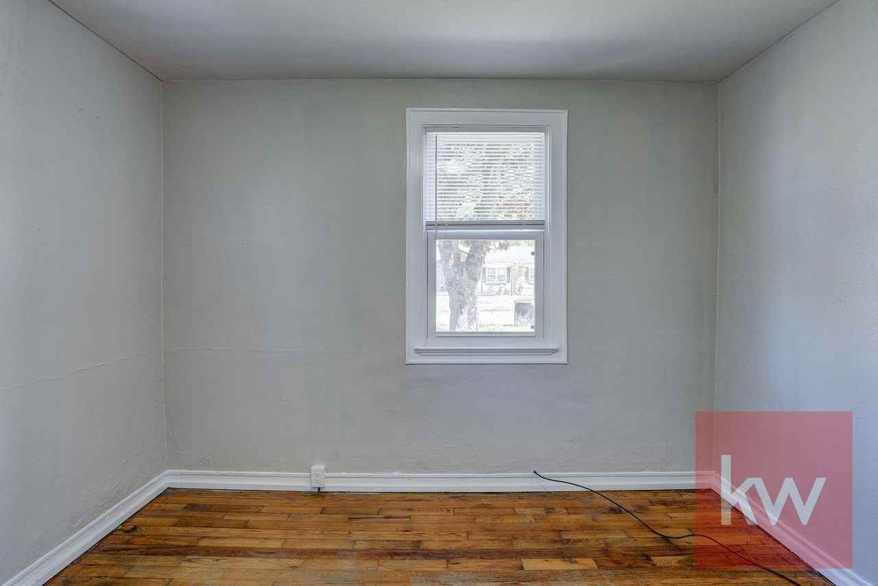 2025 Sherwood Rd - Photo 7 of 24