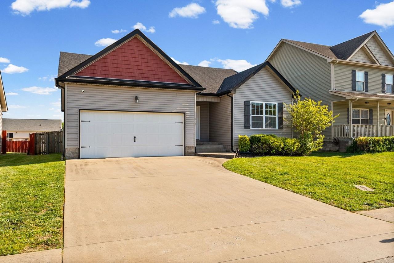 512 Falkland Cir - Photo 2 of 38