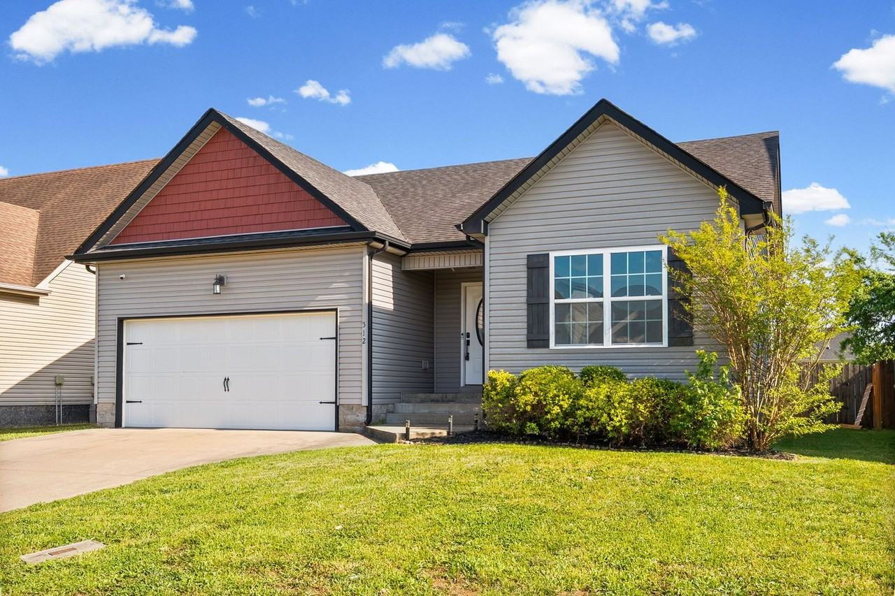 512 Falkland Cir - Photo 3 of 38