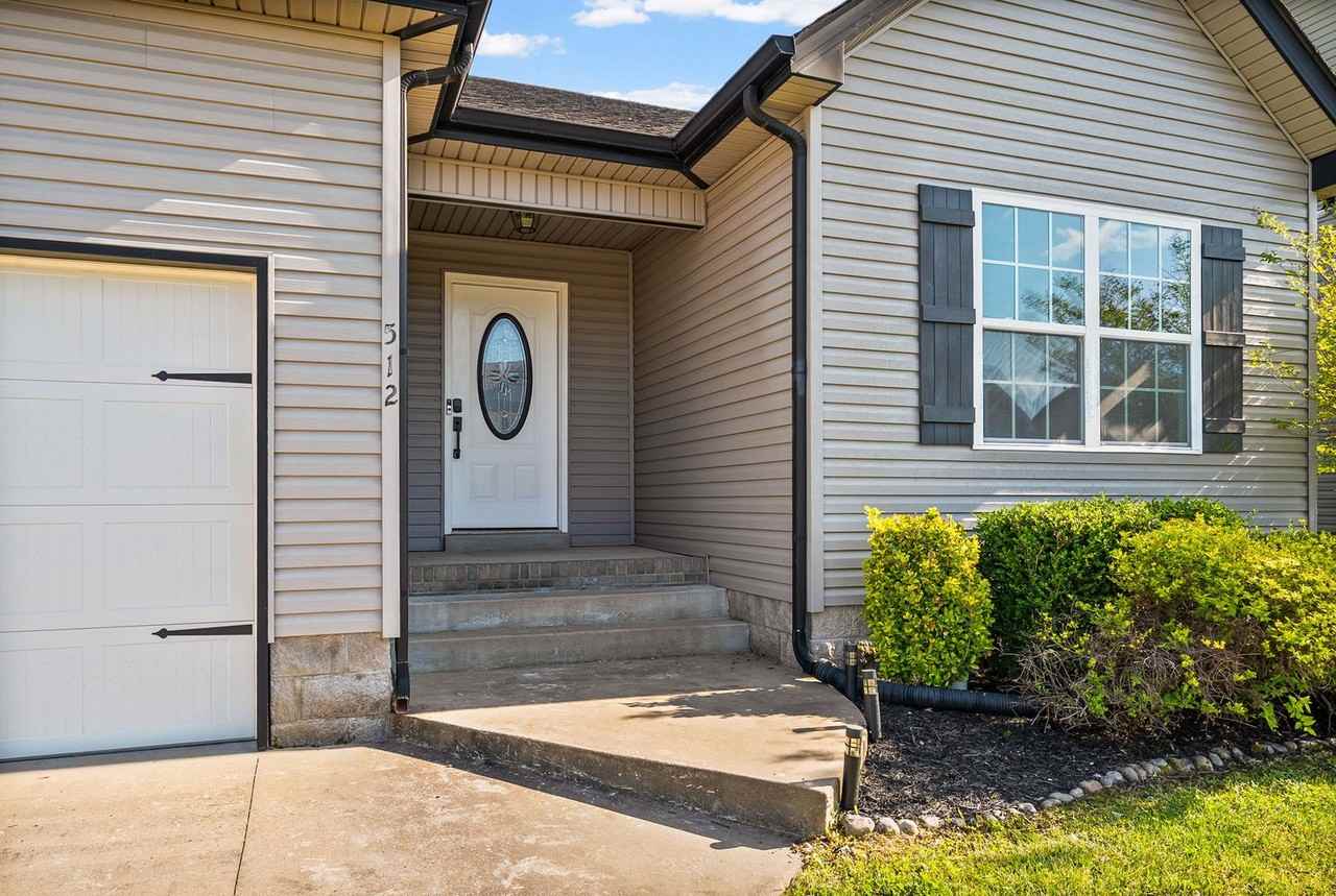 512 Falkland Cir - Photo 4 of 38