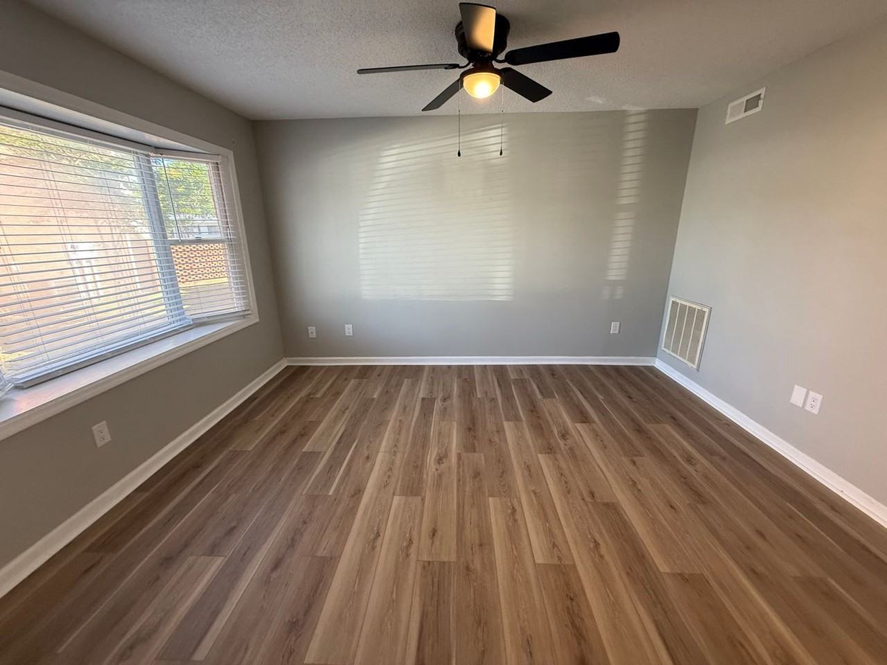940 Glenn St - Photo 3 of 26