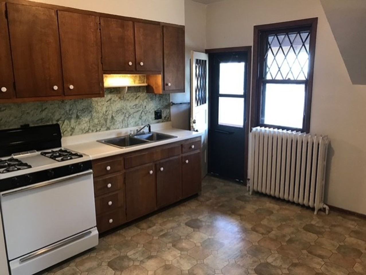 215 N 6th St - Photo 3 of 7
