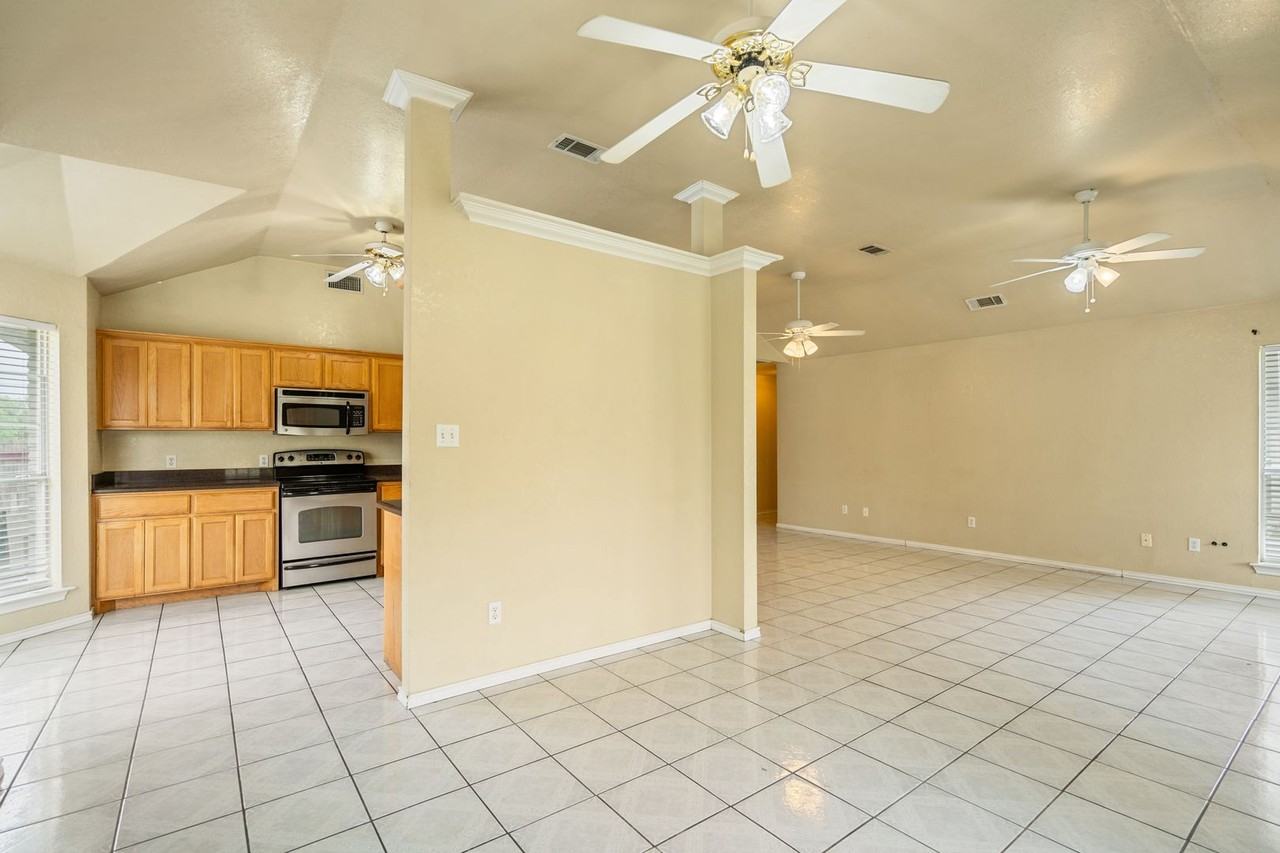 119 Encino Dr - Photo 7 of 19