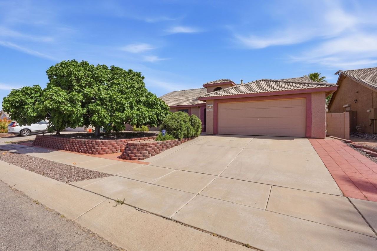 8063 S New Abbey Dr - Photo 2 of 37