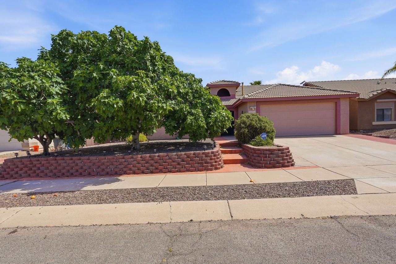 8063 S New Abbey Dr - Photo 3 of 37