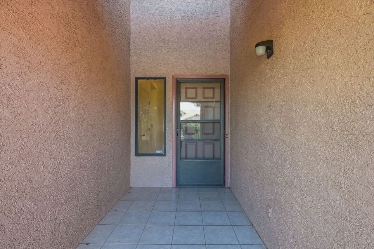 8063 S New Abbey Dr - Photo 4 of 37