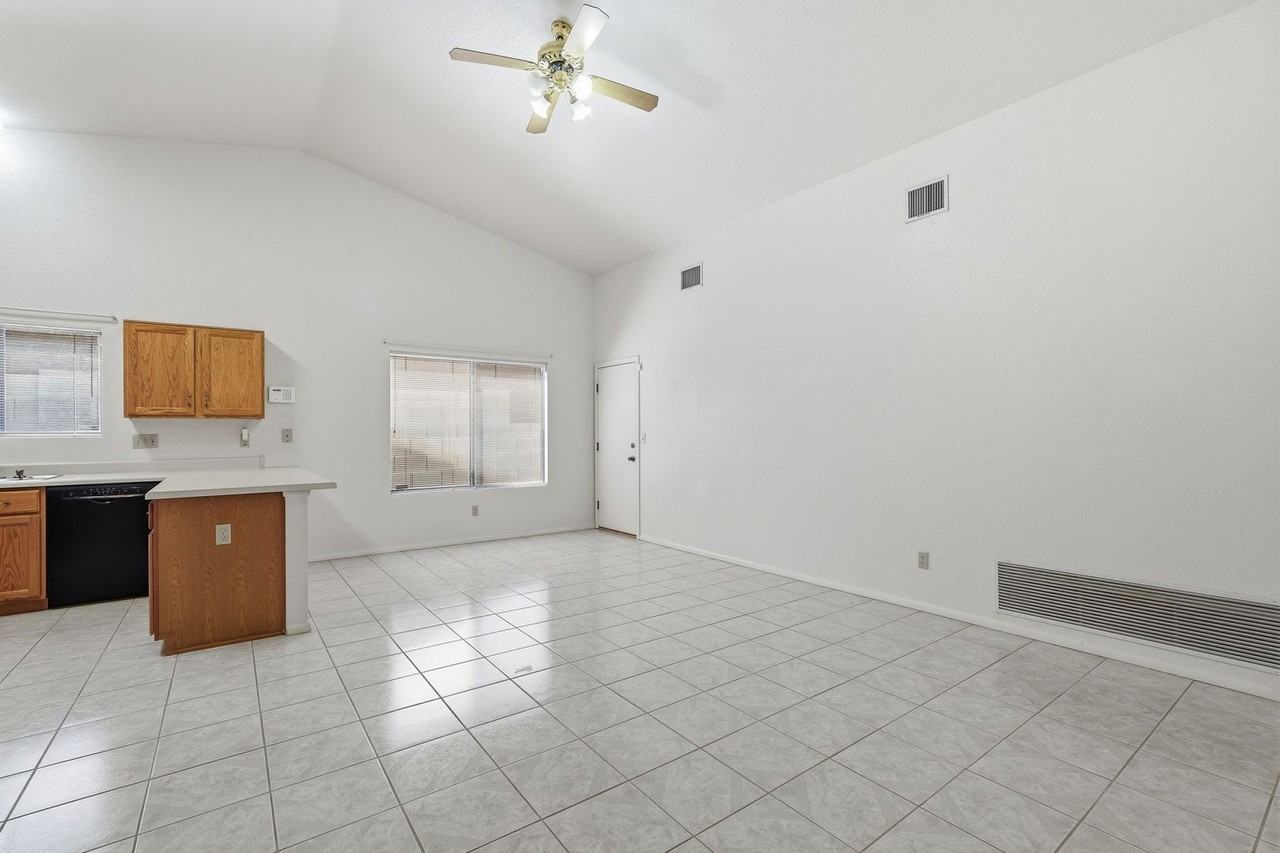 8063 S New Abbey Dr - Photo 5 of 37