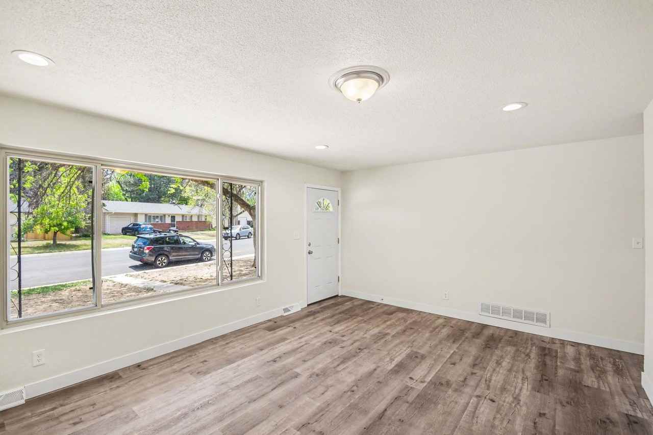 1708 W Lake St - Photo 4 of 25