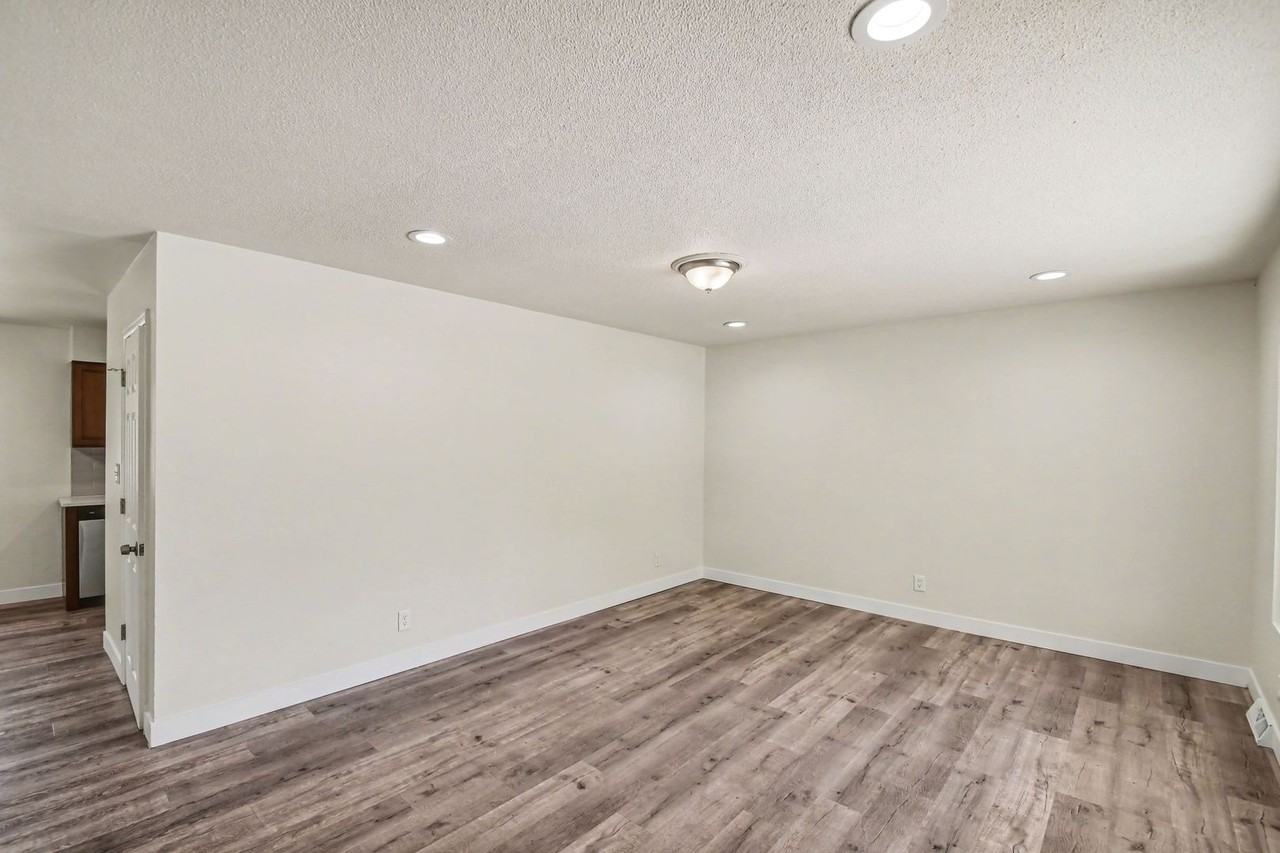 1708 W Lake St - Photo 5 of 25