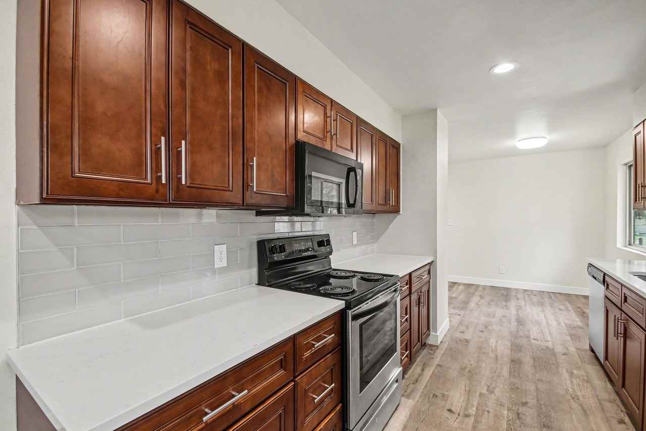 1708 W Lake St - Photo 6 of 25