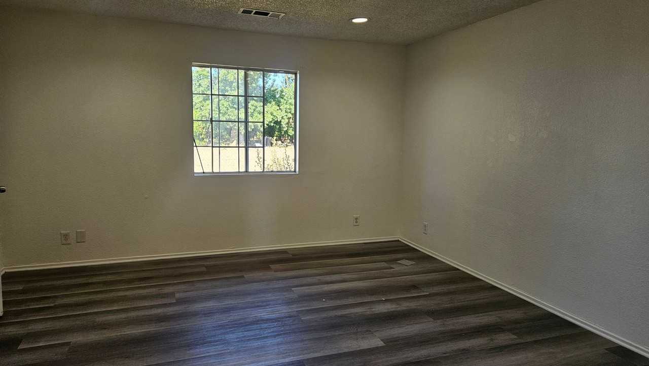 2516 S Fruit Ave - Photo 2 of 6