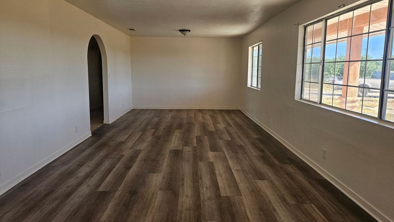 2516 S Fruit Ave - Photo 3 of 6