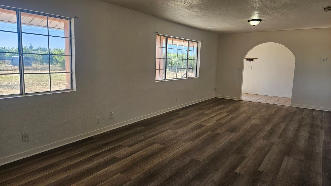 2516 S Fruit Ave - Photo 4 of 6