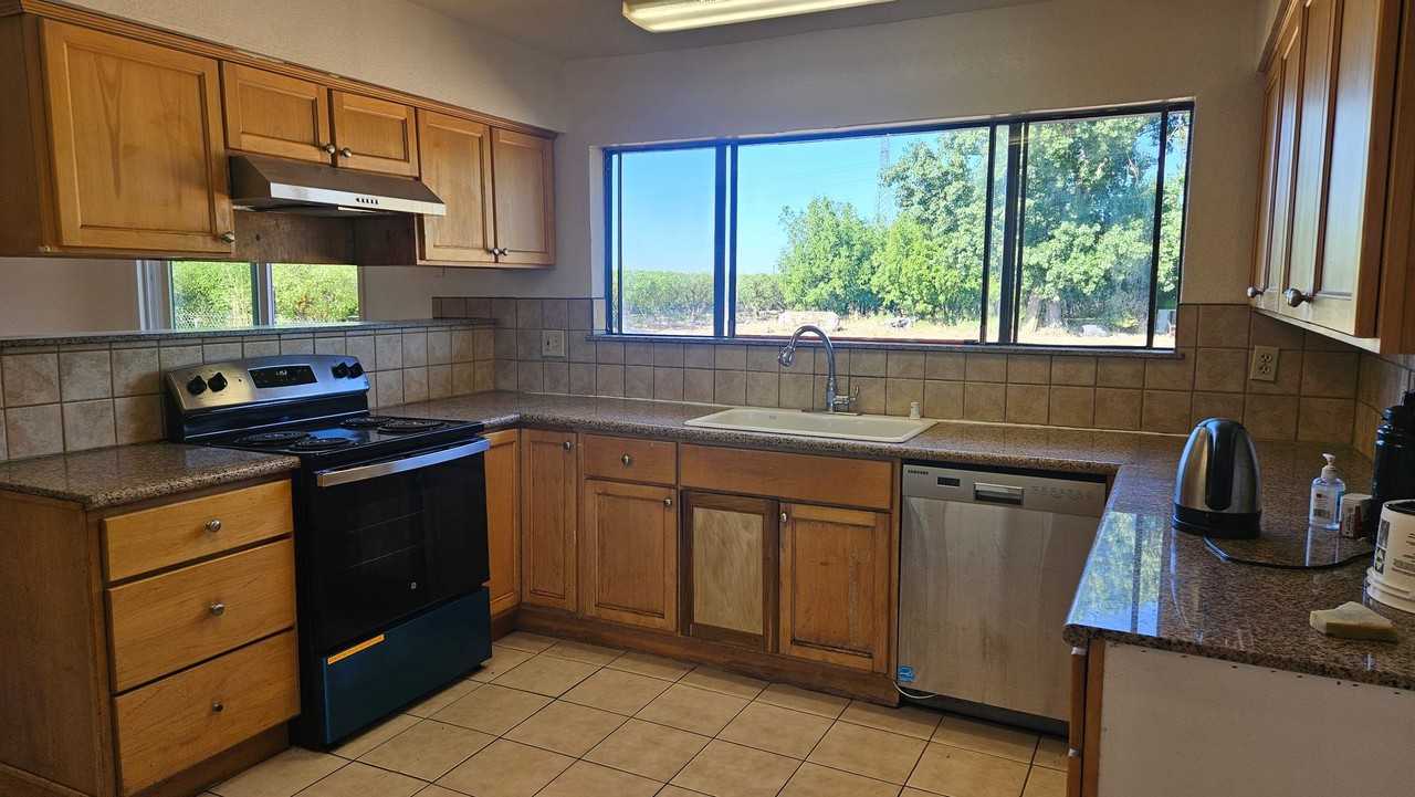 2516 S Fruit Ave - Photo 6 of 6
