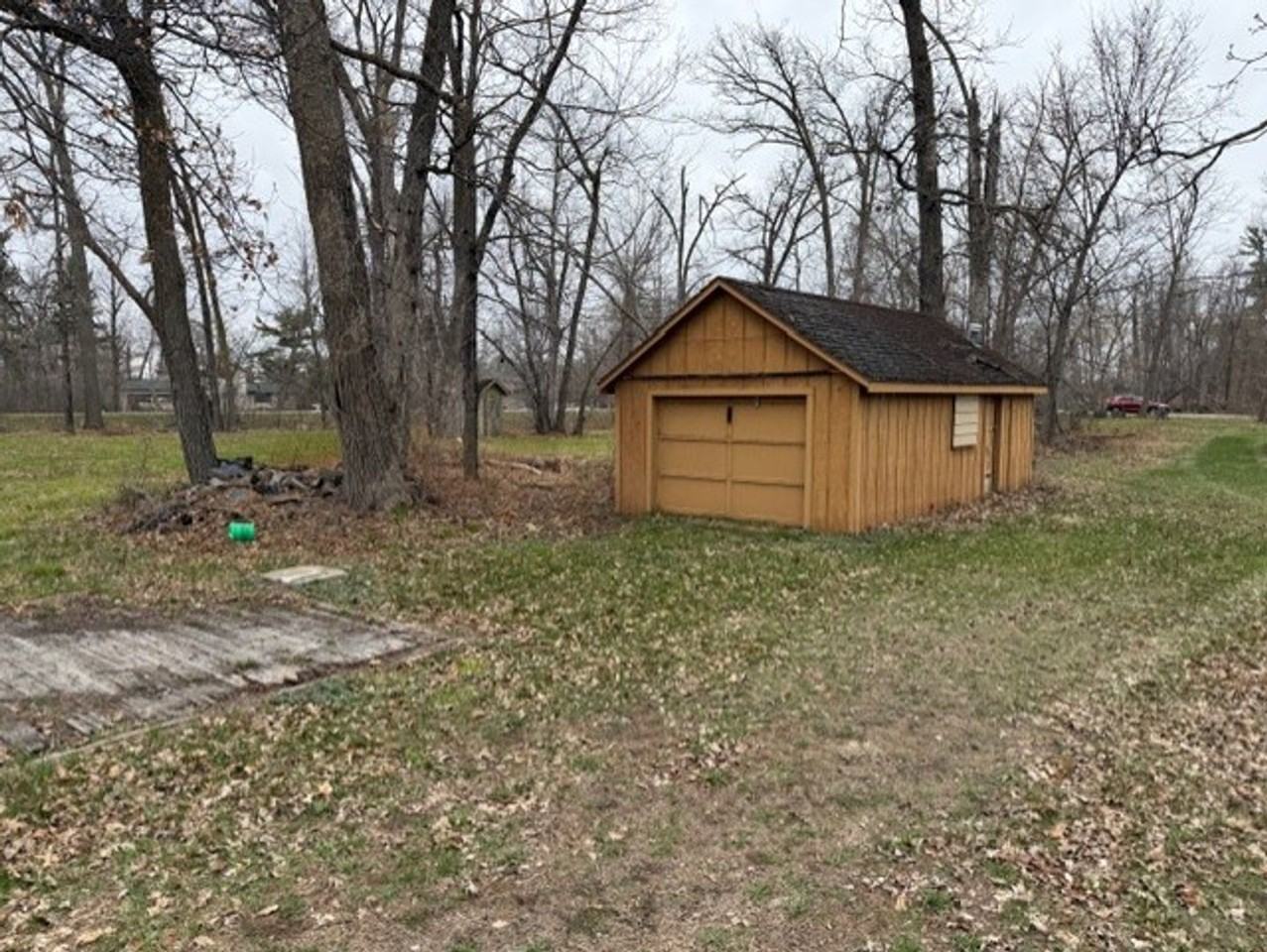 21939 Hillcrest Dr - Photo 2 of 7