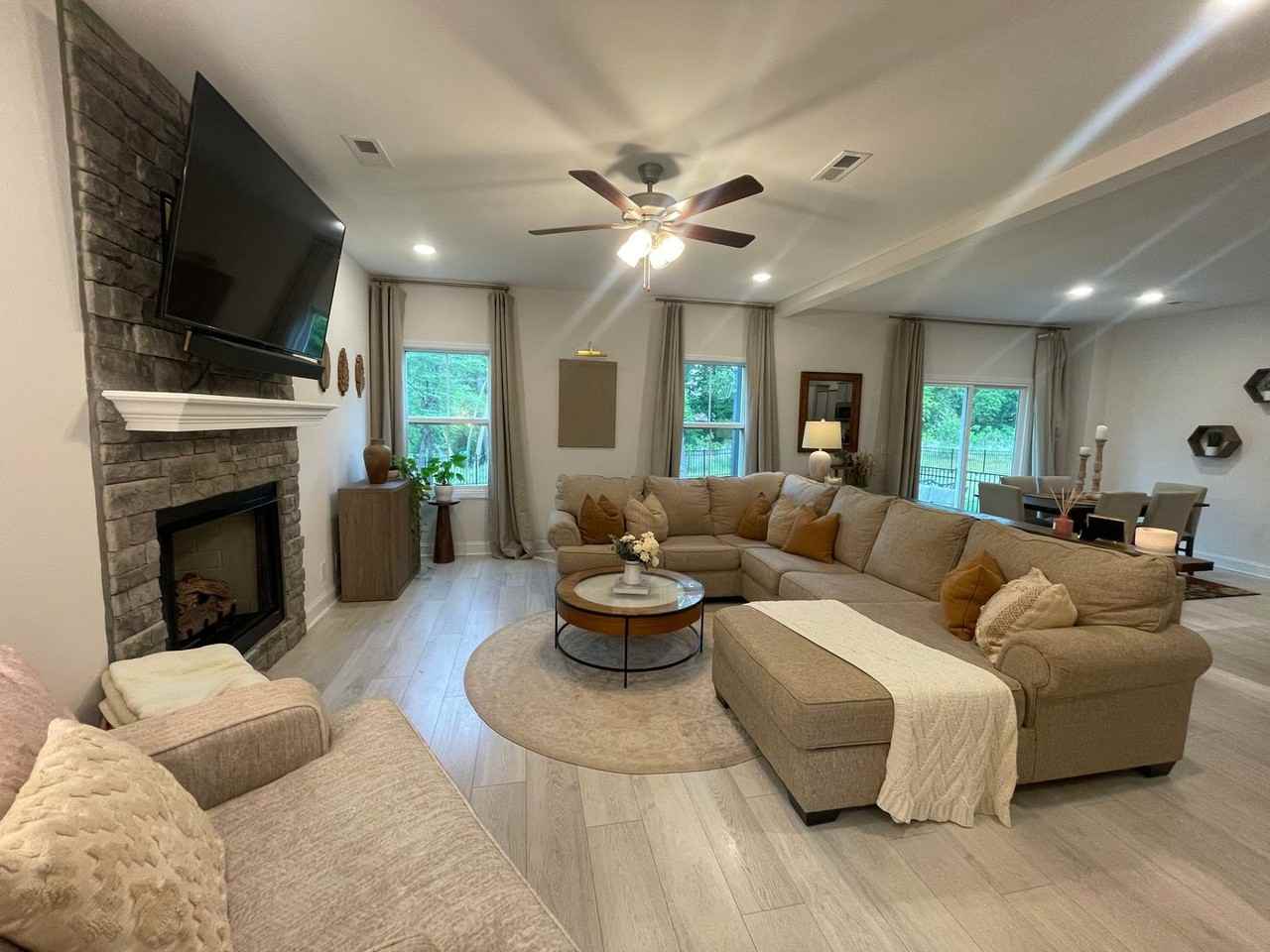 1437 Citadel Dr - Photo 5 of 21