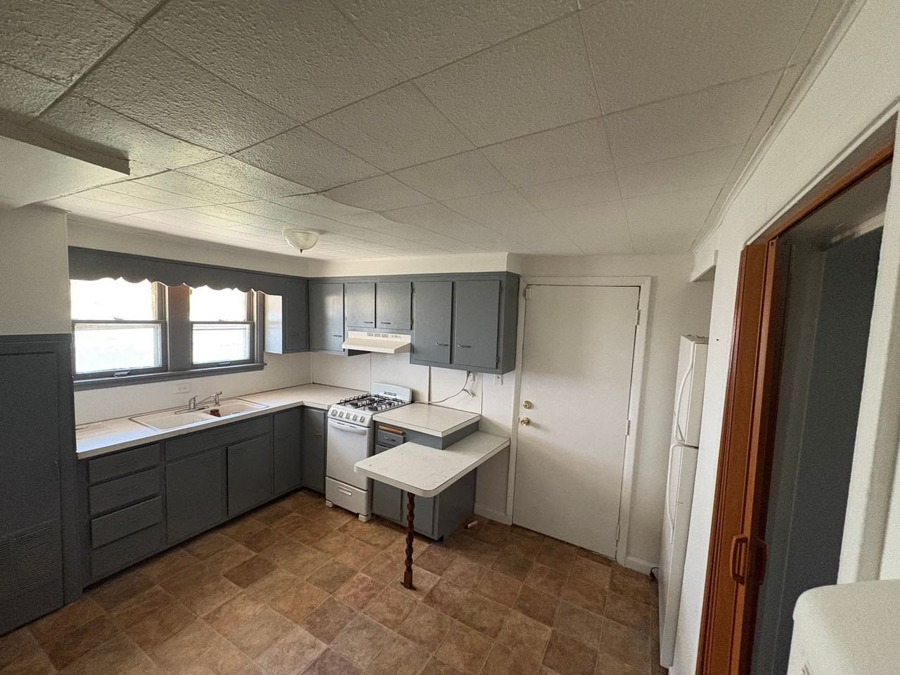 677 S 22nd St - Photo 2 of 9