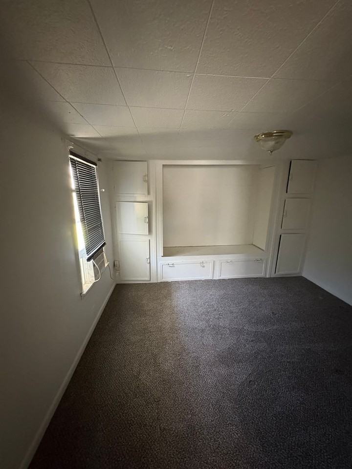 677 S 22nd St - Photo 4 of 9