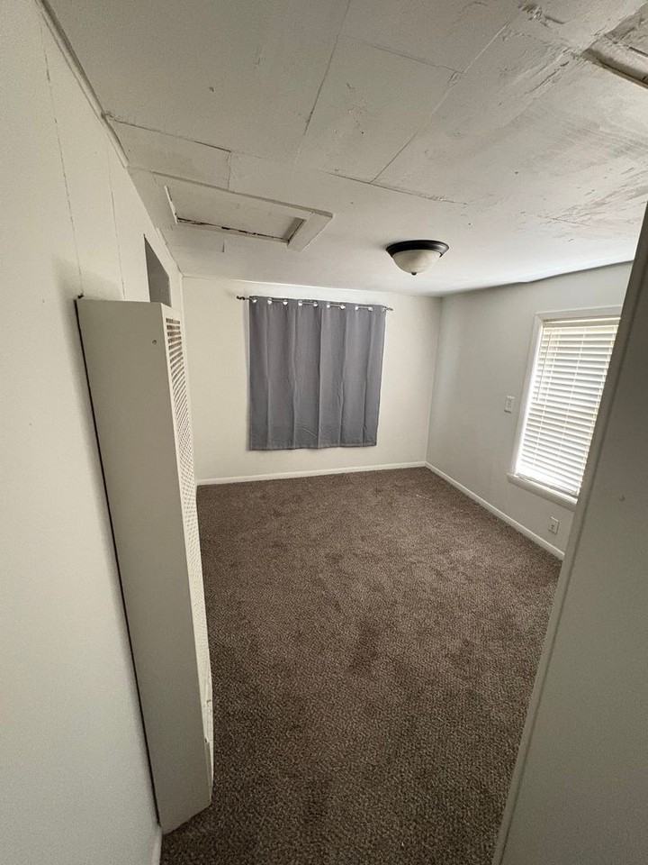 677 S 22nd St - Photo 5 of 9