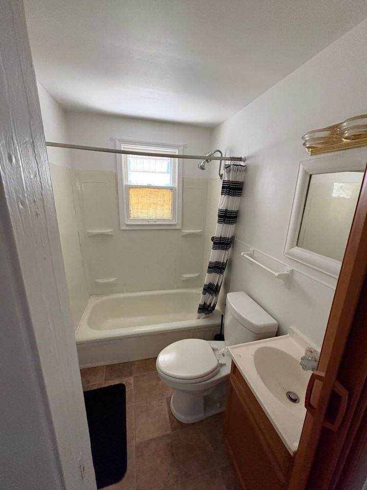 677 S 22nd St - Photo 7 of 9