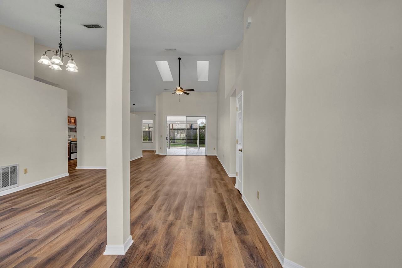 653 Yorkshire Dr - Photo 3 of 37