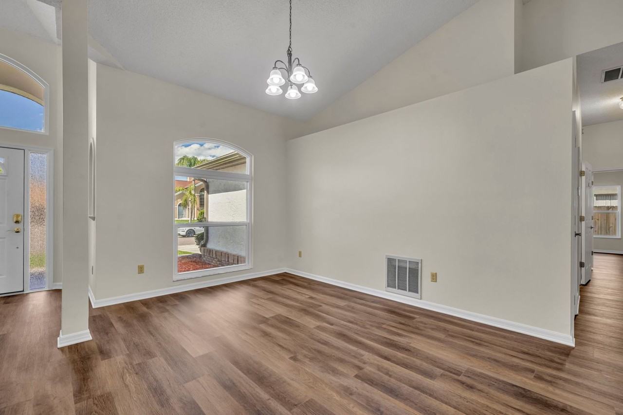 653 Yorkshire Dr - Photo 4 of 37