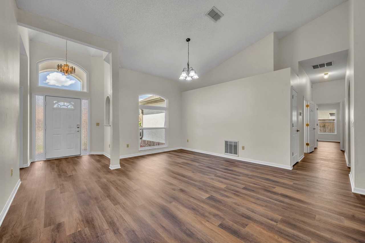 653 Yorkshire Dr - Photo 6 of 37