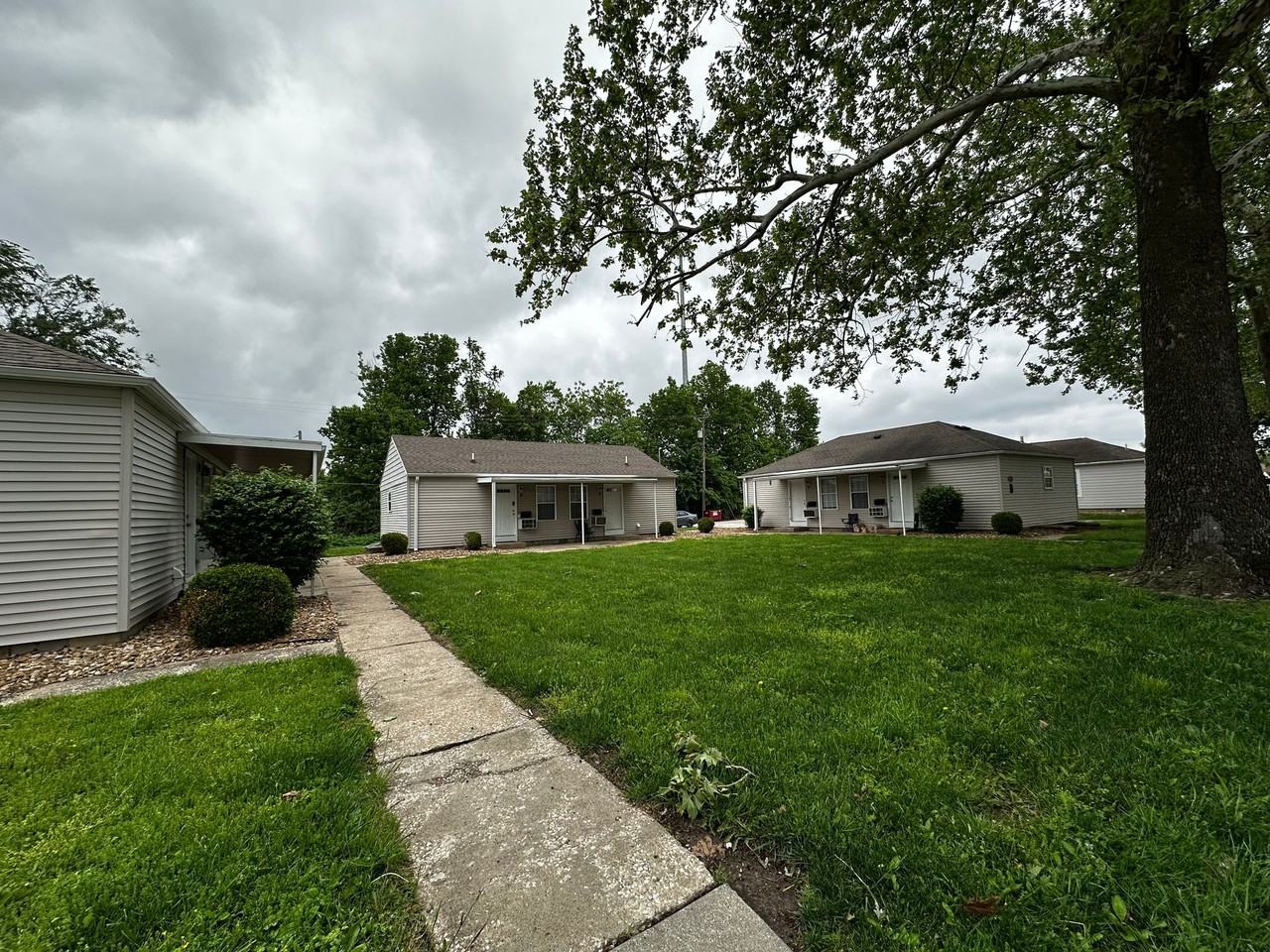 1900 W 10th St - Photo 4 of 12