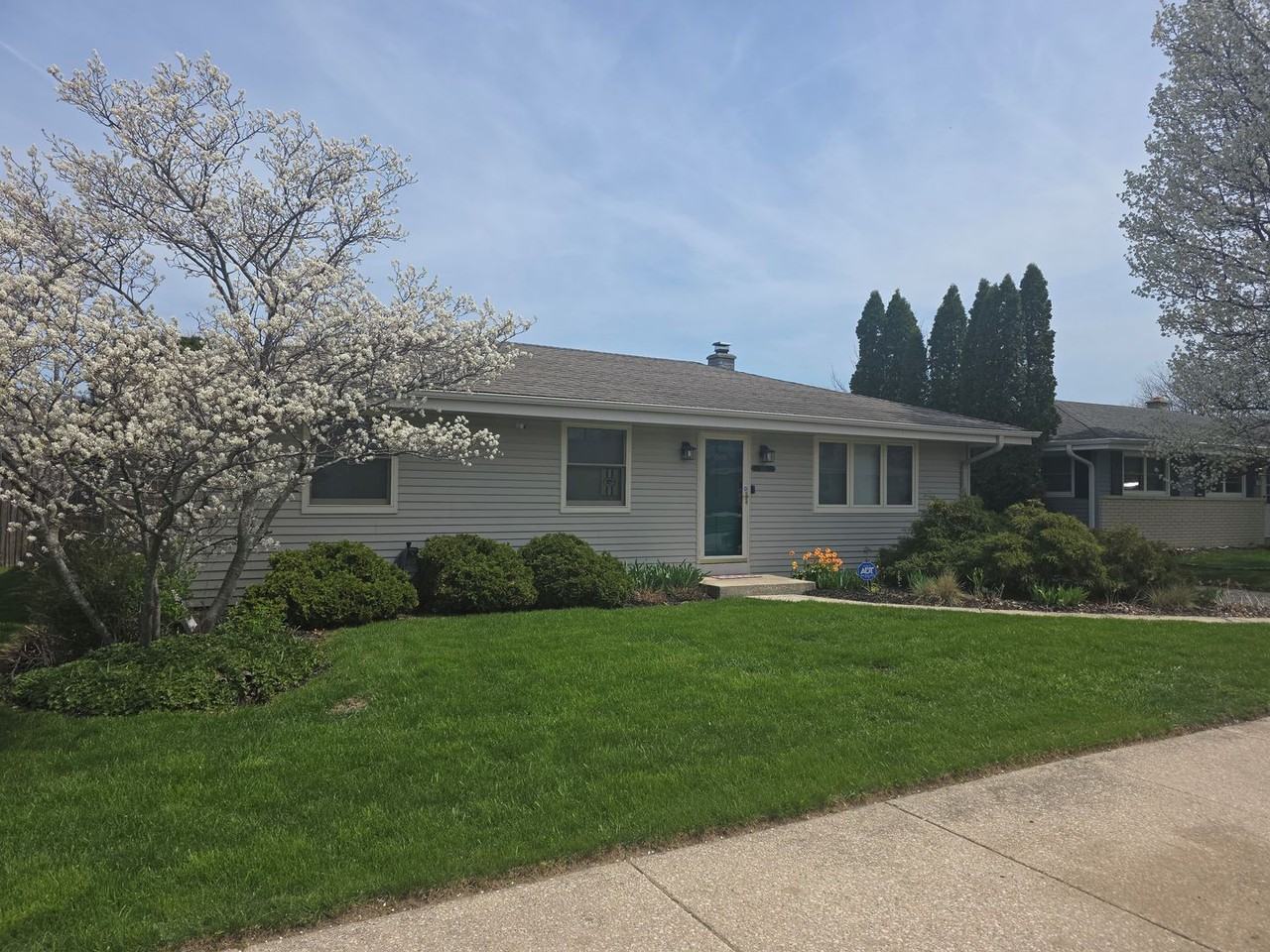 141 Virginia St - Photo 3 of 30