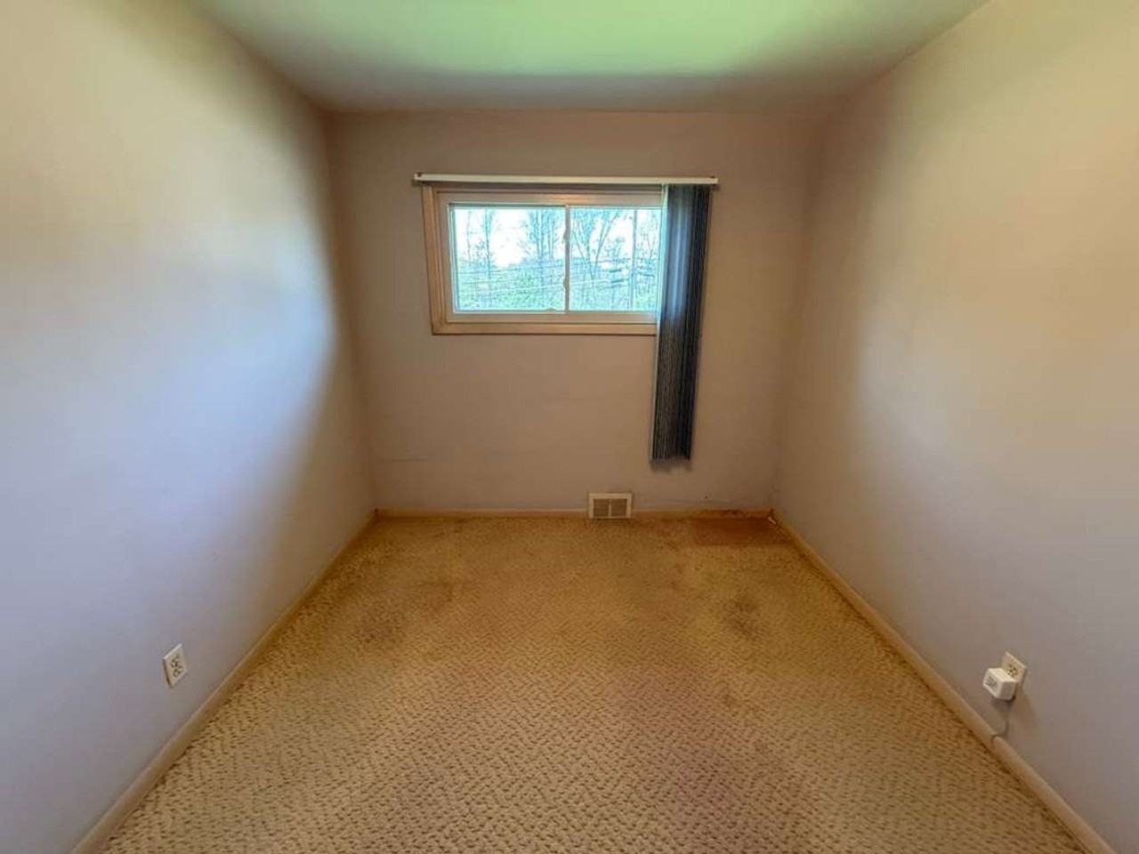 22050 Chardon Rd - Photo 7 of 20