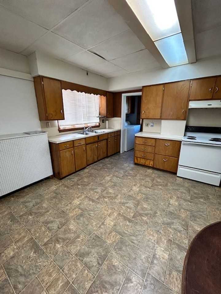 1410 Saint James Pl - Photo 4 of 9