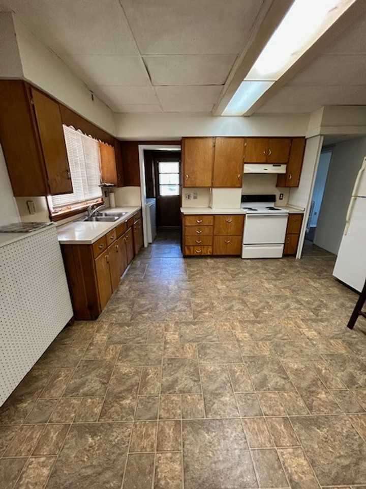 1410 Saint James Pl - Photo 5 of 9