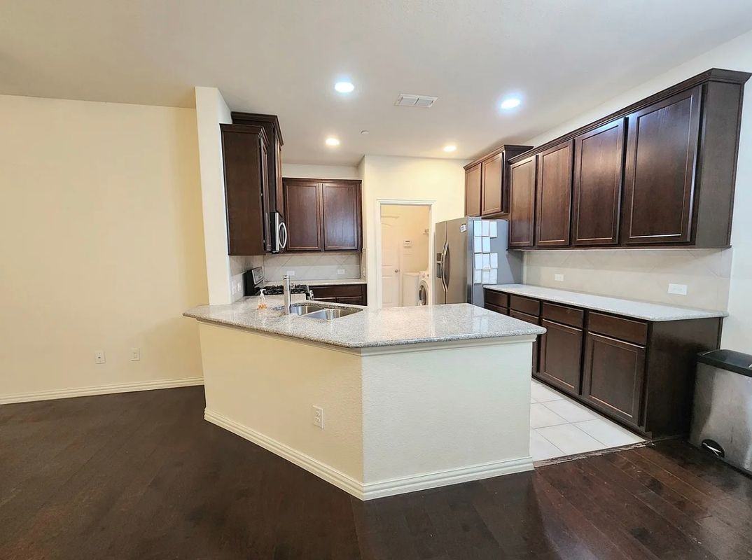 4816 Bridgewater St - Photo 2 of 14