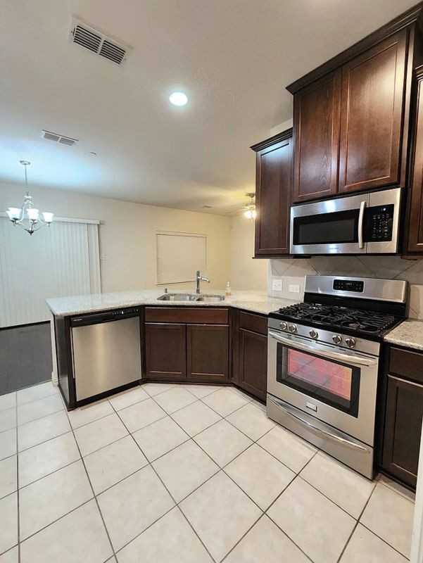 4816 Bridgewater St - Photo 3 of 14