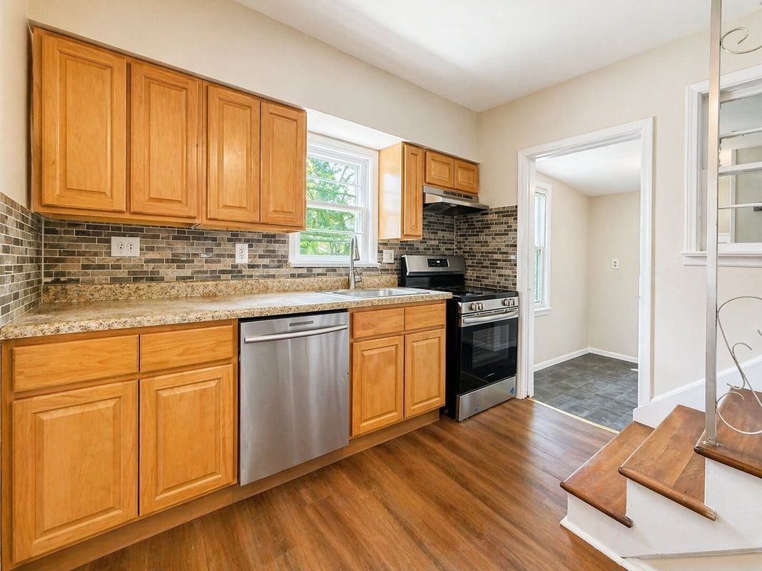 161 Lincoln Ave - Photo 4 of 15