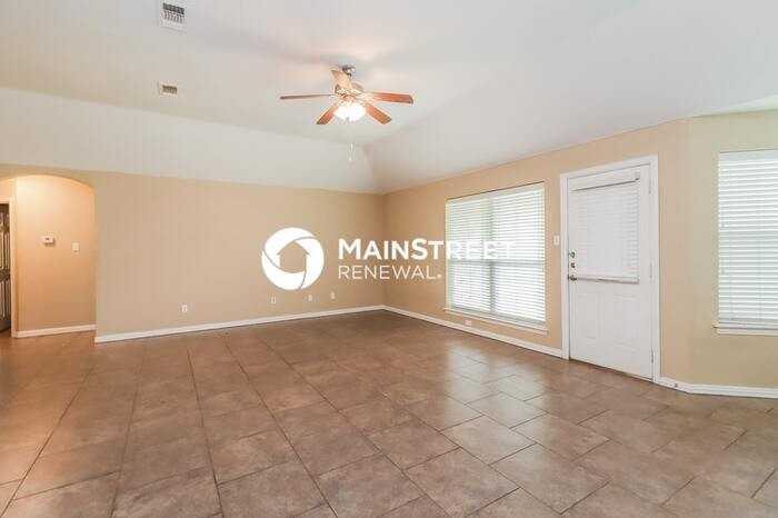 129 Currie Ct - Photo 3 of 16