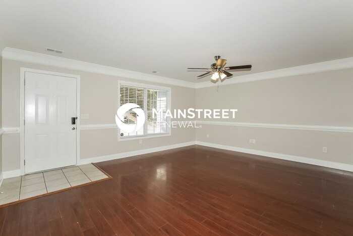 2207 Clarendon Ct Ne - Photo 4 of 17