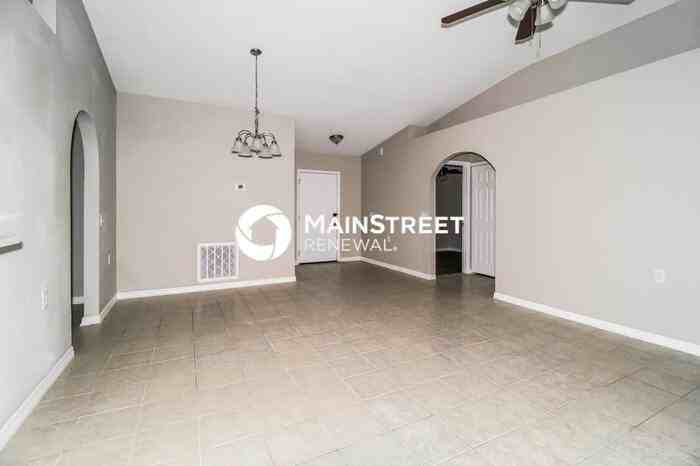 372 Breezeway Dr - Photo 3 of 15