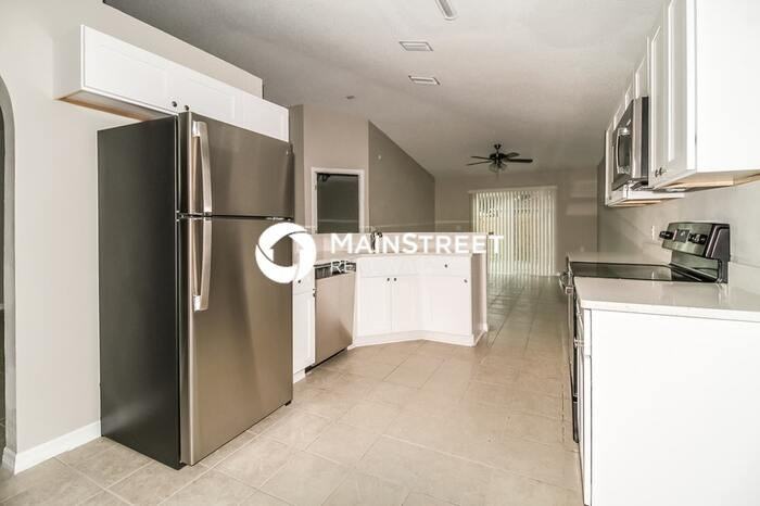 372 Breezeway Dr - Photo 4 of 15